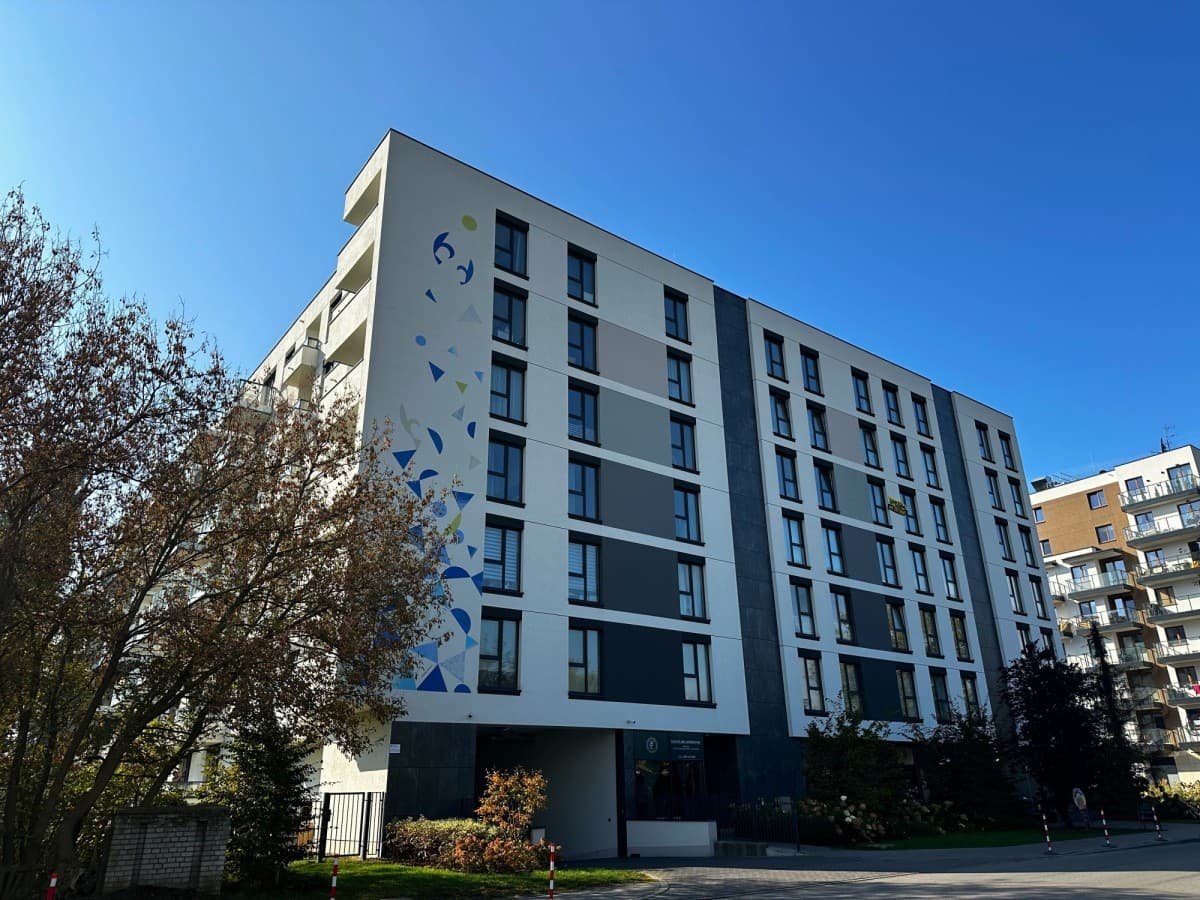 Nowoczesne mieszkanie z widokiem na miasto i balkonem – 18