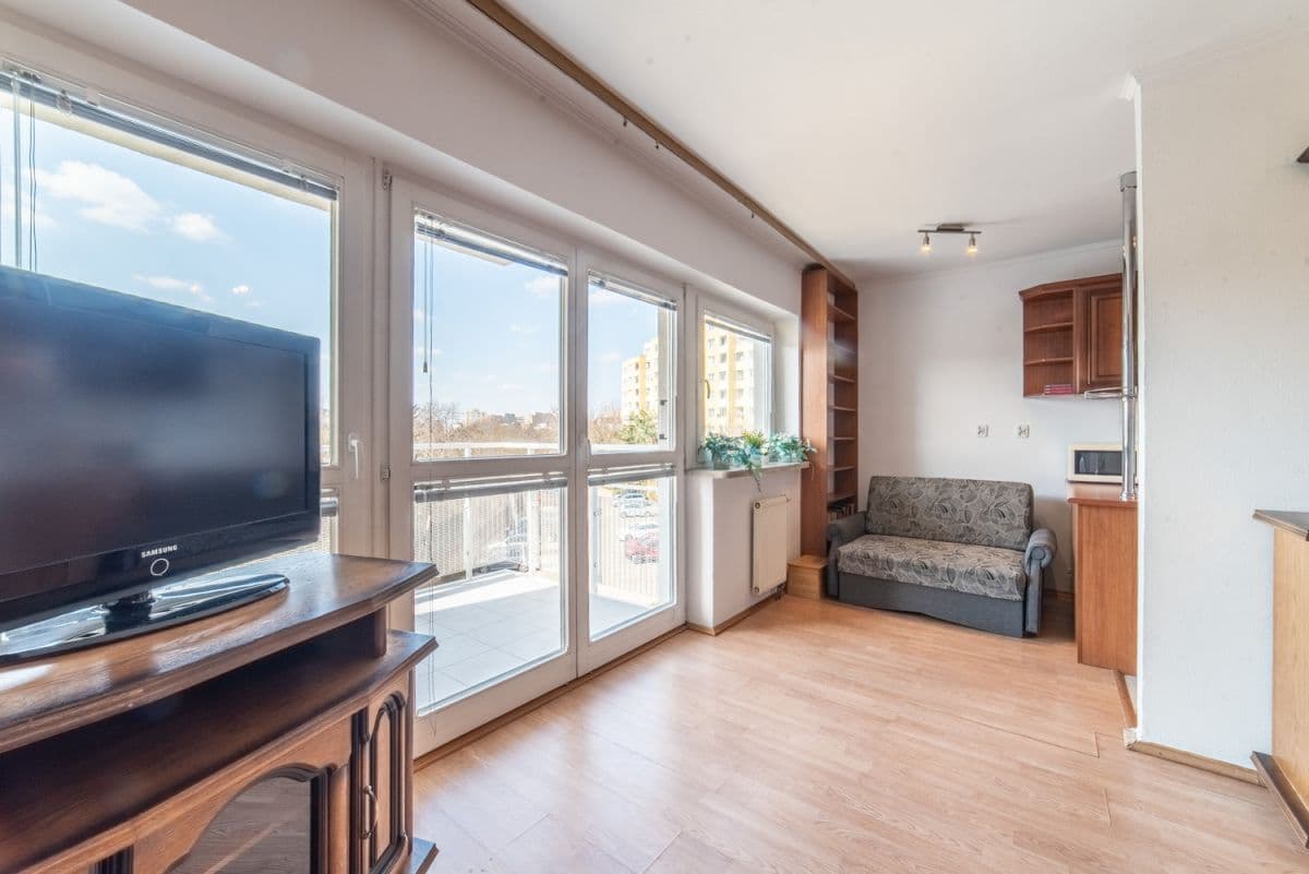 Słoneczna kawalerka w strzeżonym budynku z balkonem – 2