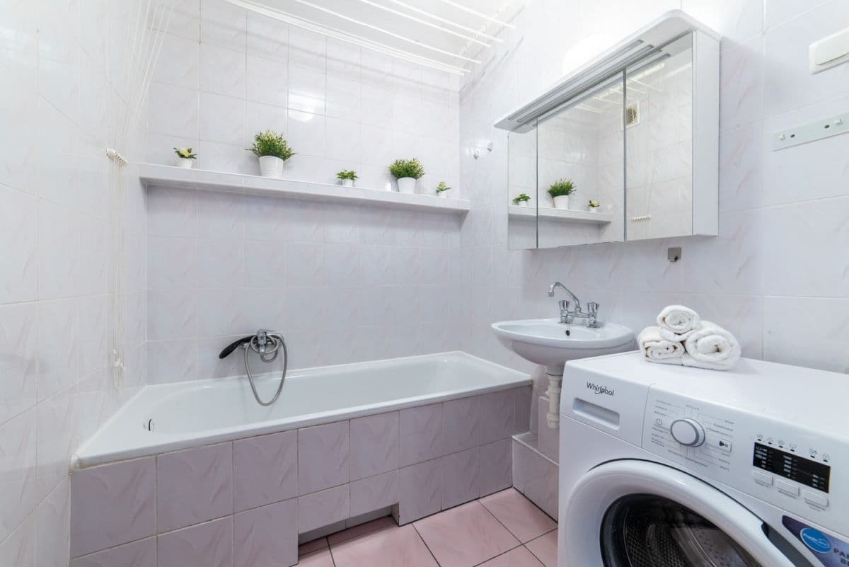 Słoneczna kawalerka w strzeżonym budynku z balkonem – 4