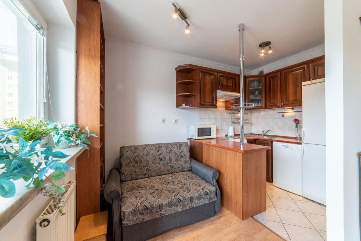 Słoneczna kawalerka w strzeżonym budynku z balkonem – 5