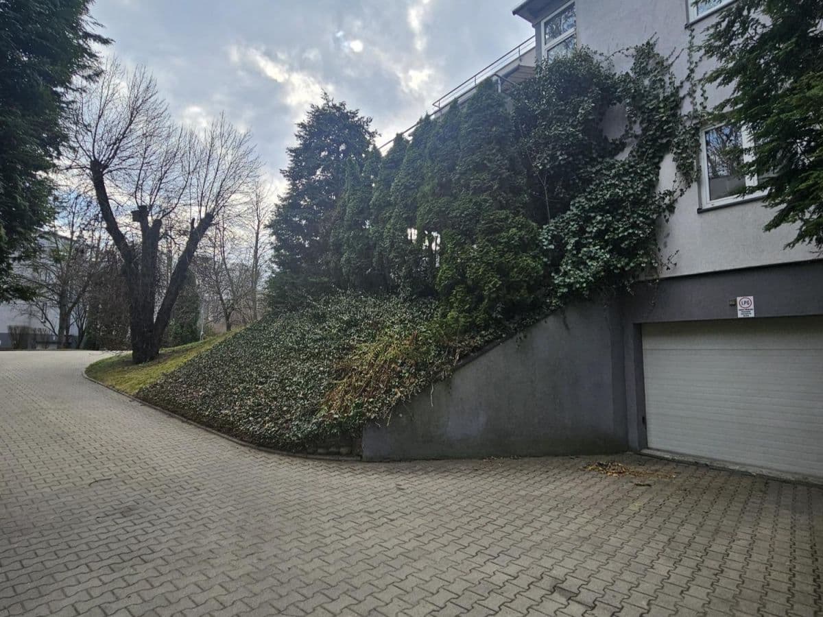 Spacious 4-room apartment with two terraces – 4