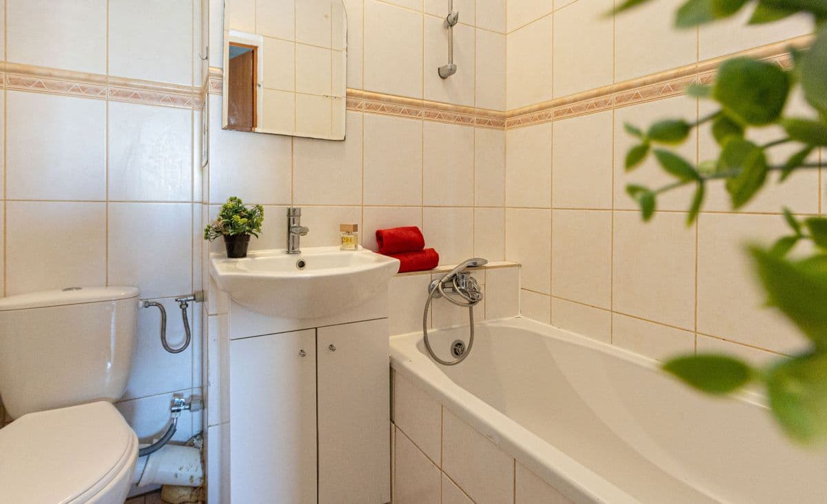 Spacious corner apartment near metro and parks – 6