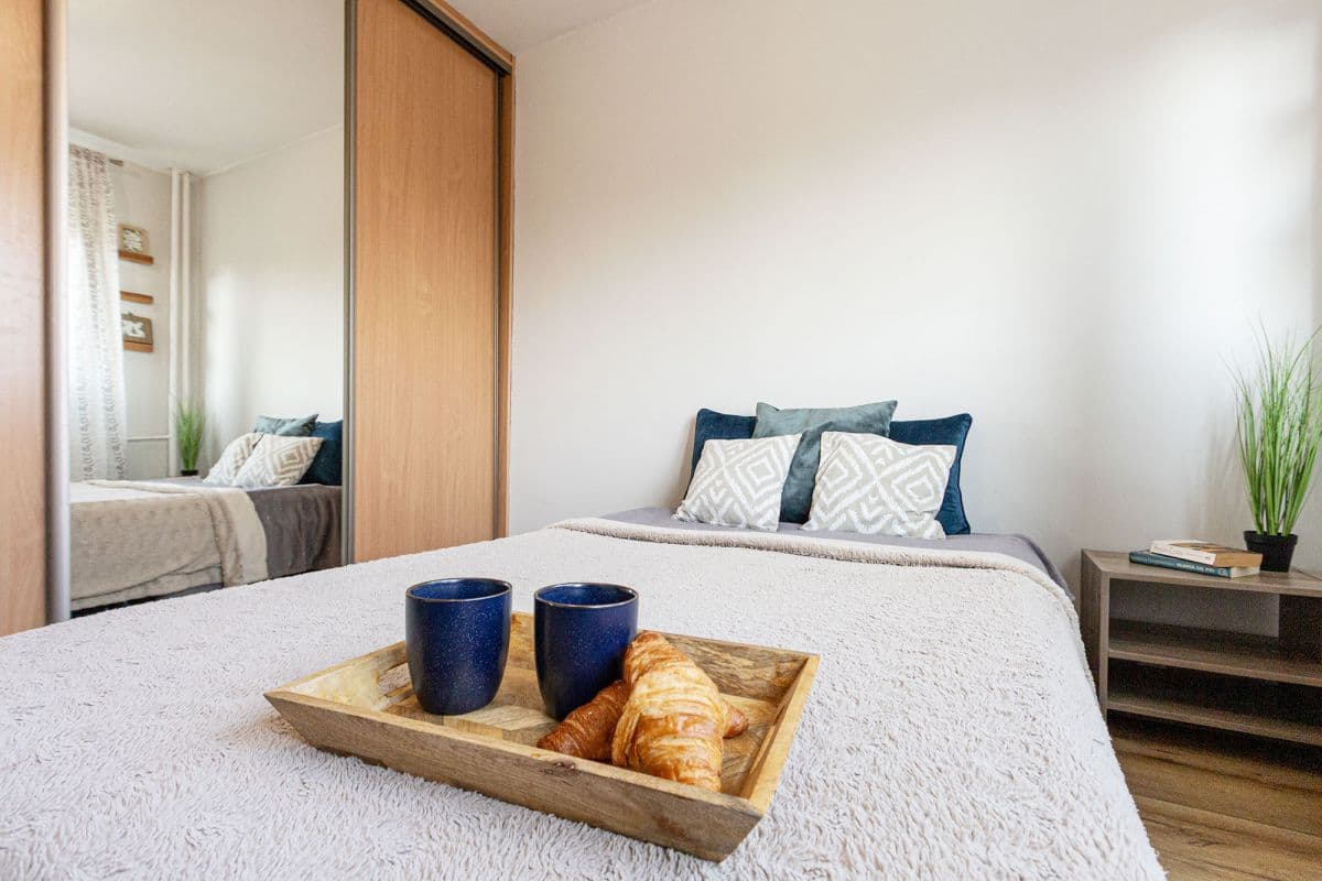 Spacious corner apartment near metro and parks – 8