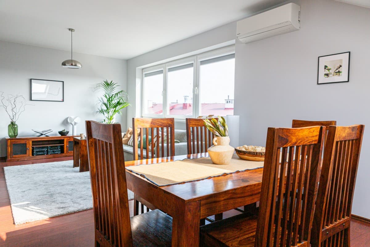 Spacious two-level family apartment with views – 9