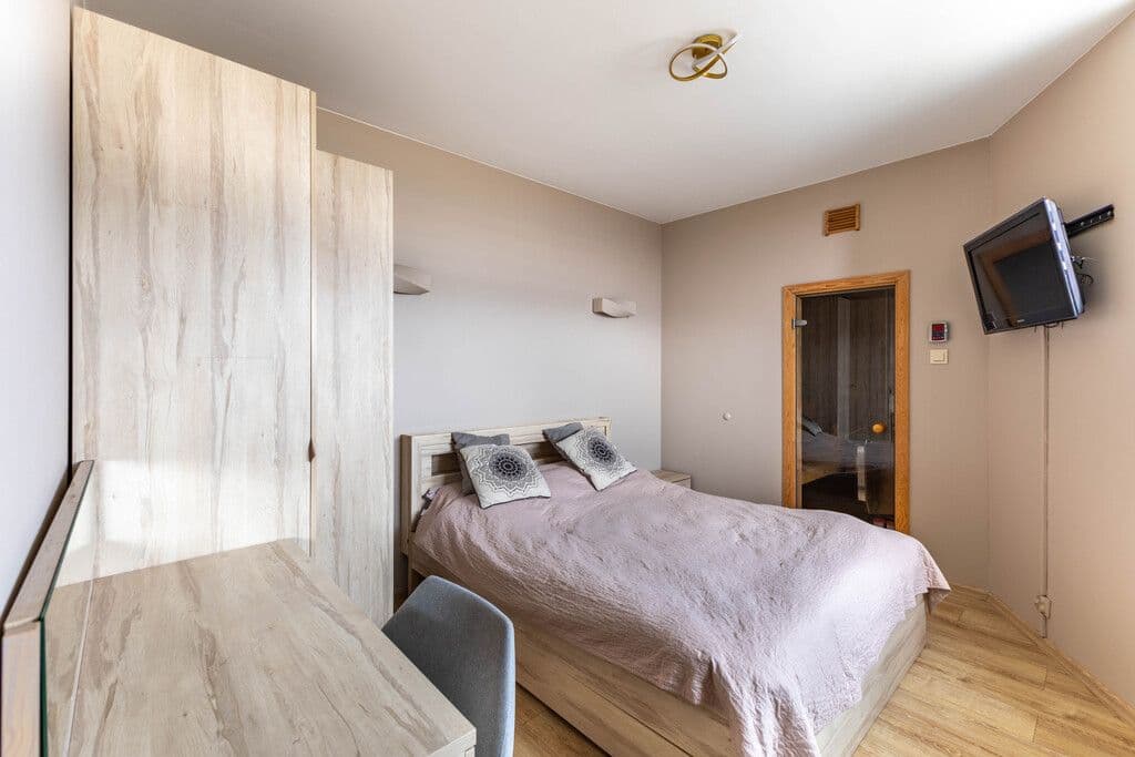 Spacious 4-room apartment with private sauna – 10