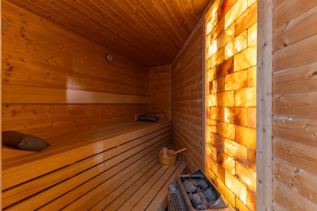 Spacious 4-room apartment with private sauna – 12