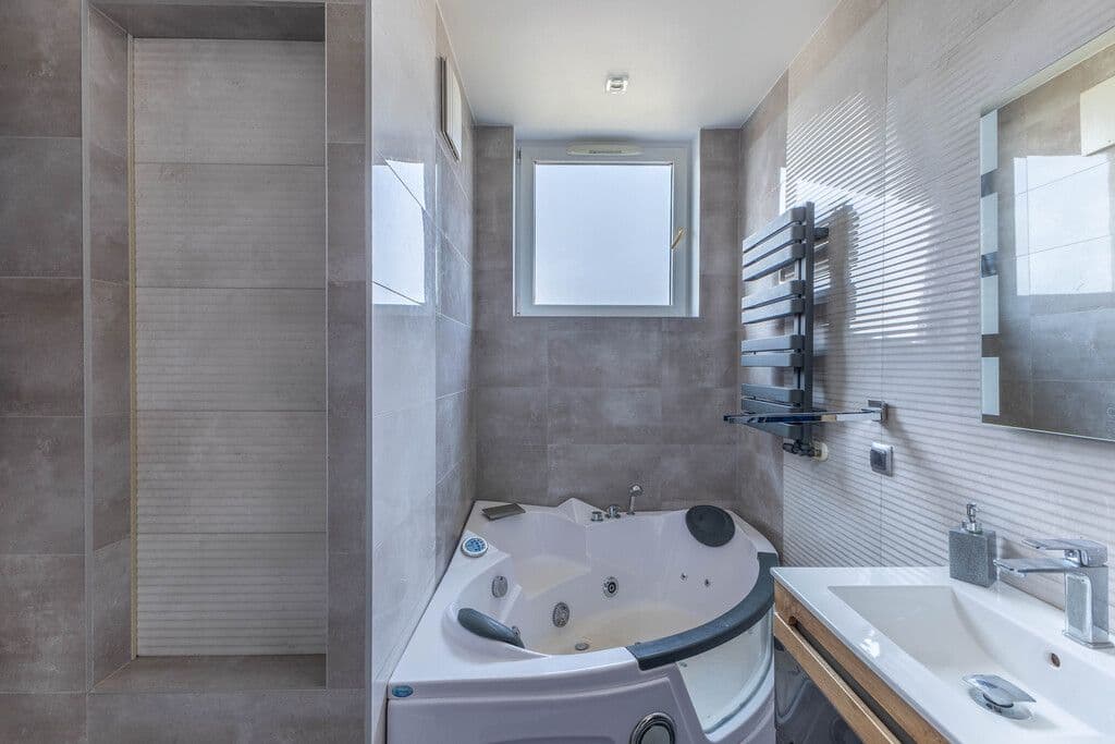 Spacious 4-room apartment with private sauna – 14