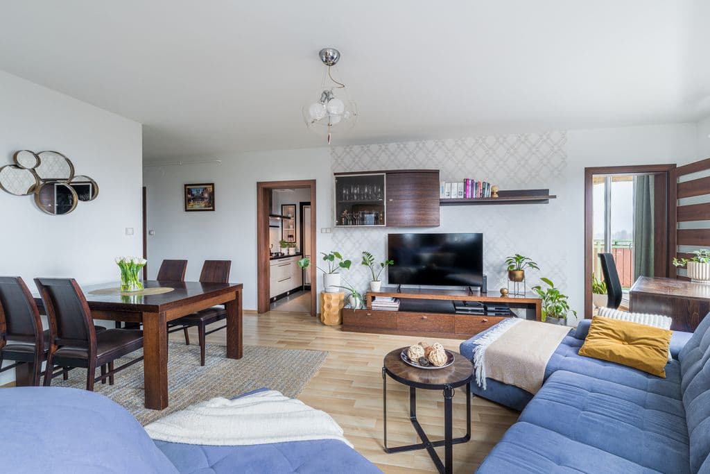 Spacious 3-room apartment with two balconies in Ursus – 1