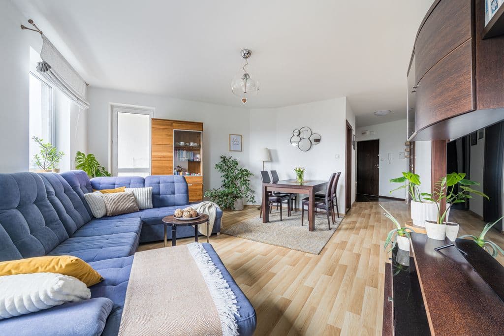 Spacious 3-room apartment with two balconies in Ursus – 2
