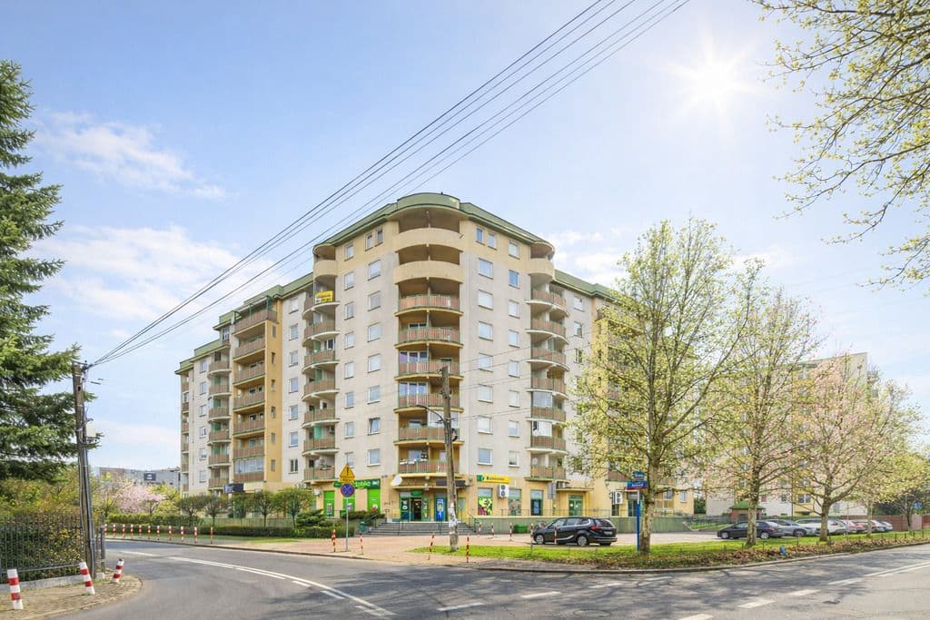 Spacious 3-room apartment with two balconies in Ursus – 12