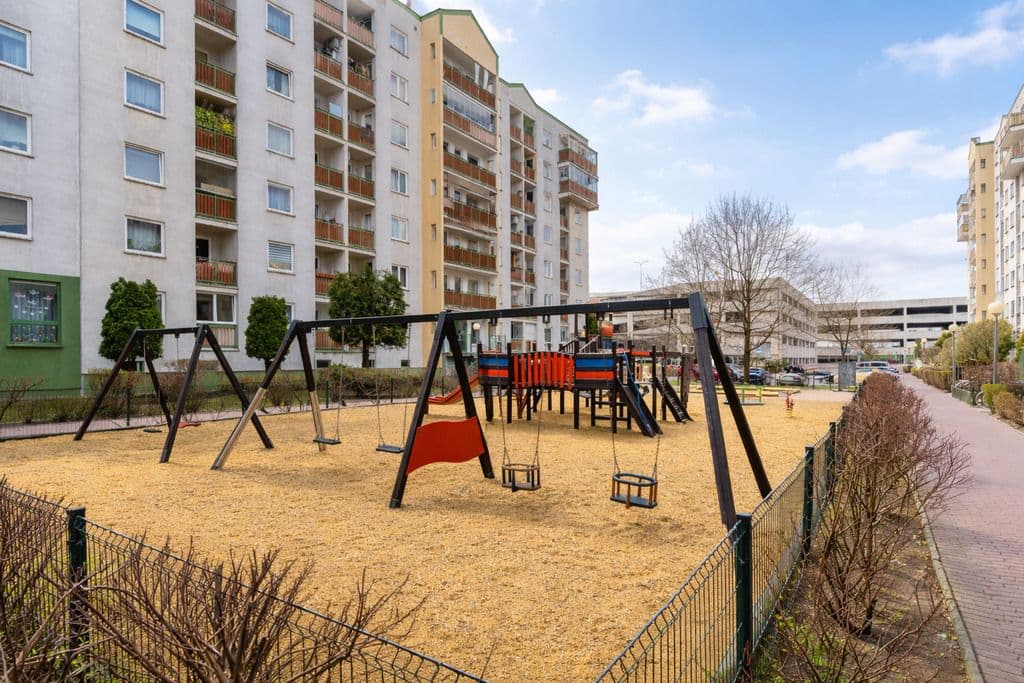 Spacious 3-room apartment with two balconies in Ursus – 13