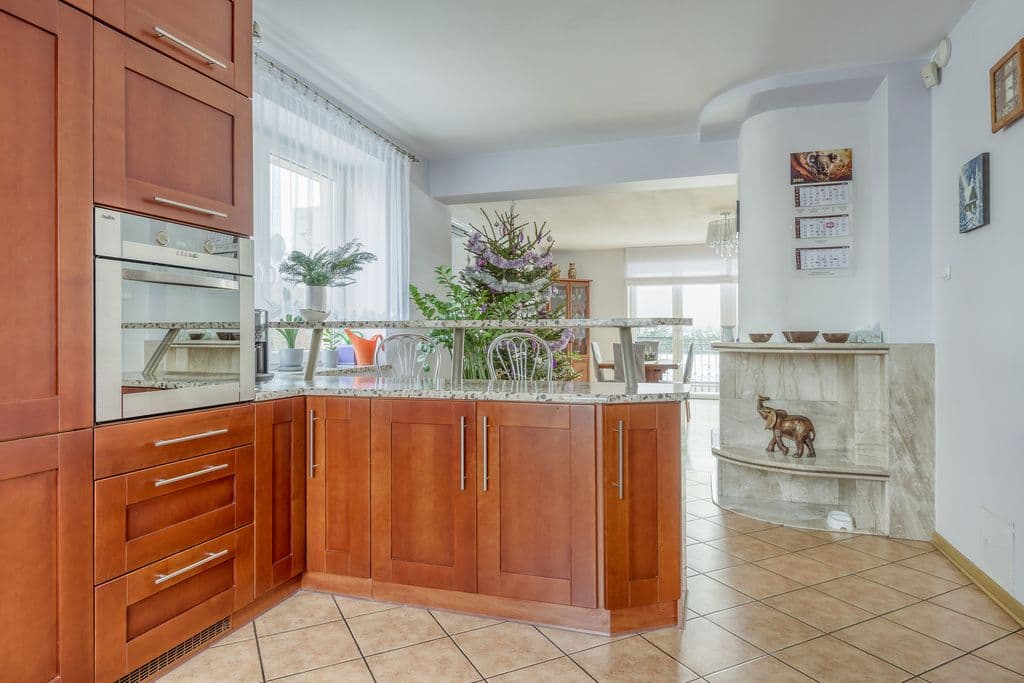 Spacious semi-detached home with garage in Ursus – 9