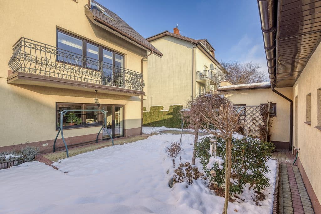 Spacious semi-detached home with garage in Ursus – 29