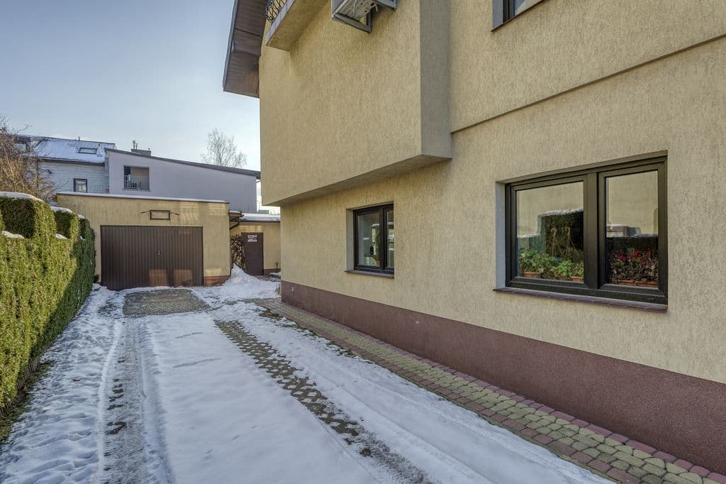 Spacious semi-detached home with garage in Ursus – 30