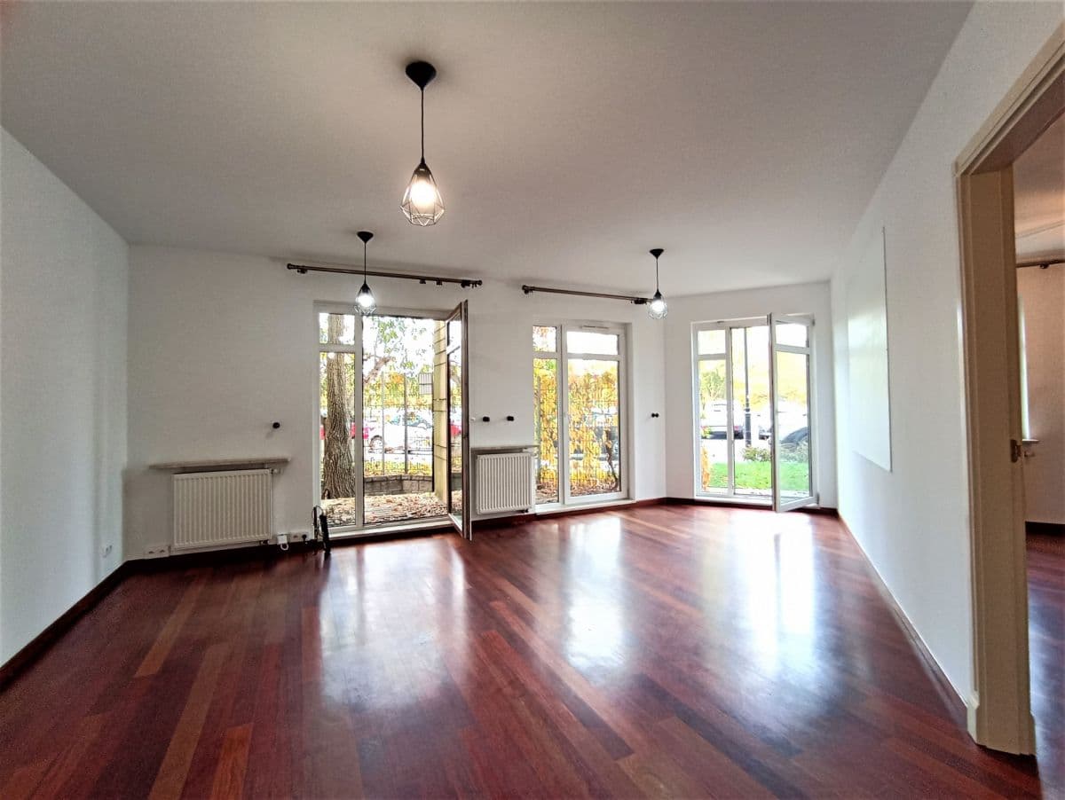 Ground floor space with two entrances, full parking – 3