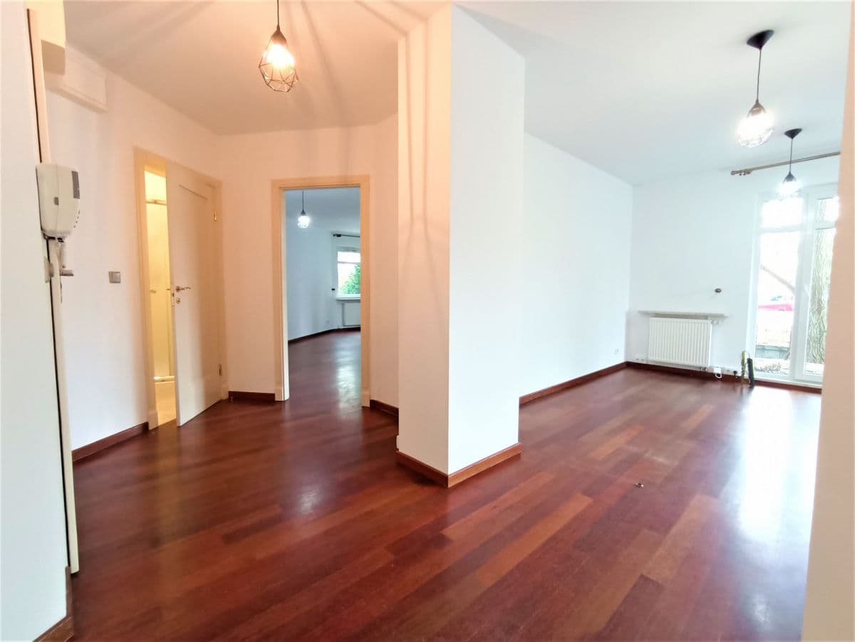 Ground floor space with two entrances, full parking – 6