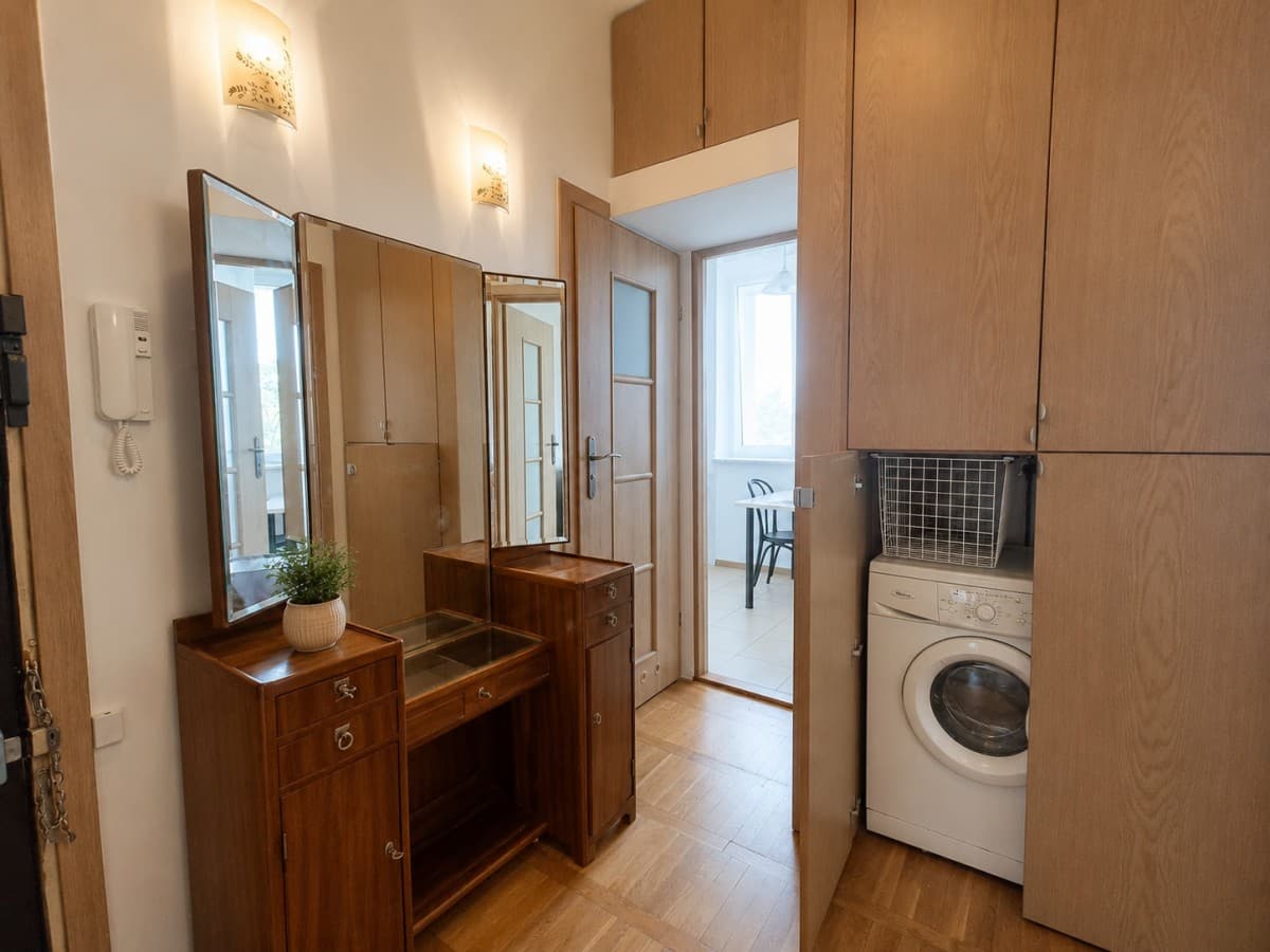 Odnowione mieszkanie 1-pokojowe z balkonem na Pradze – 8