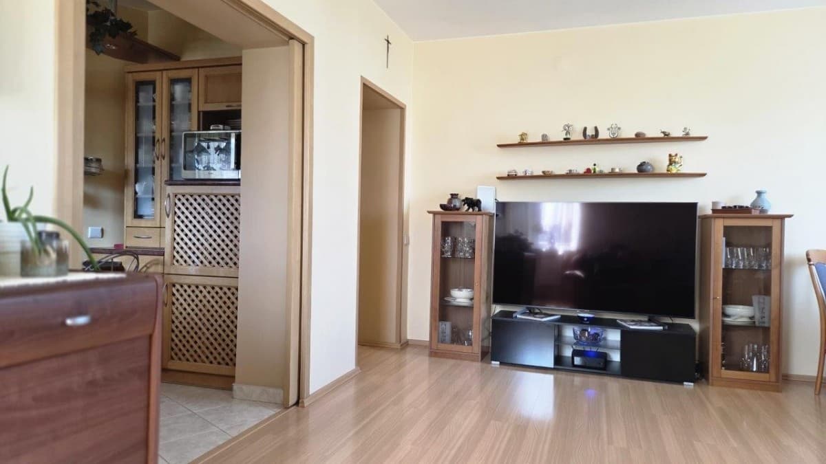 Spacious 4-room apartment with dual living areas – 2