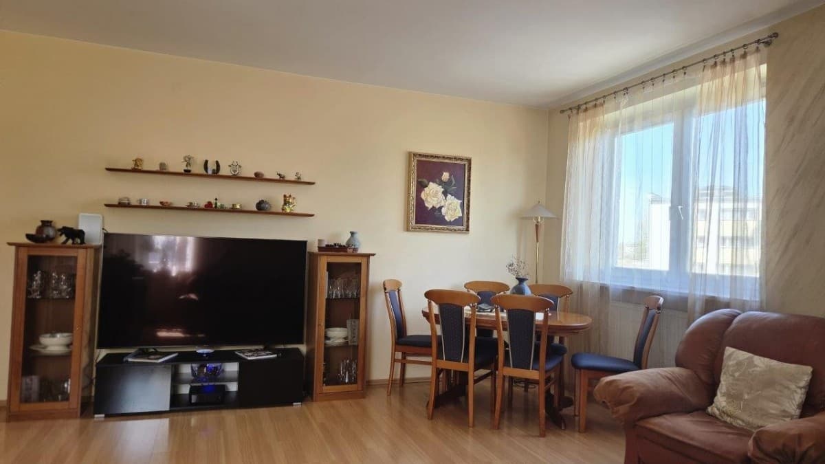 Spacious 4-room apartment with dual living areas – 3