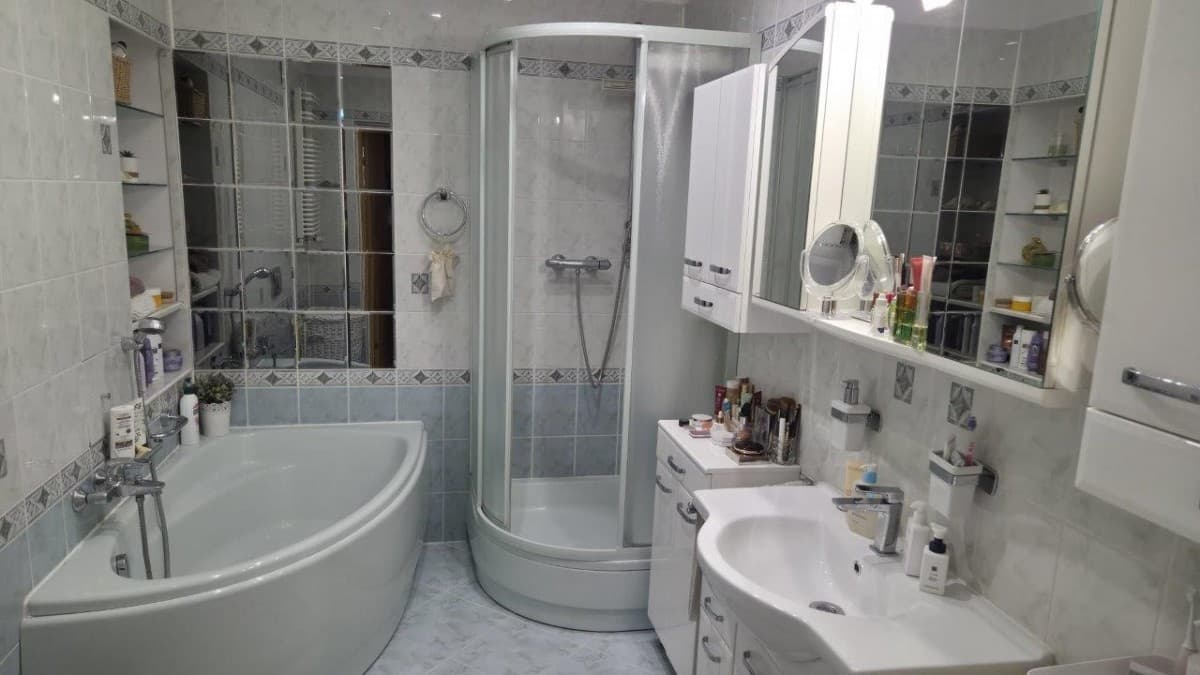 Spacious 4-room apartment with dual living areas – 9