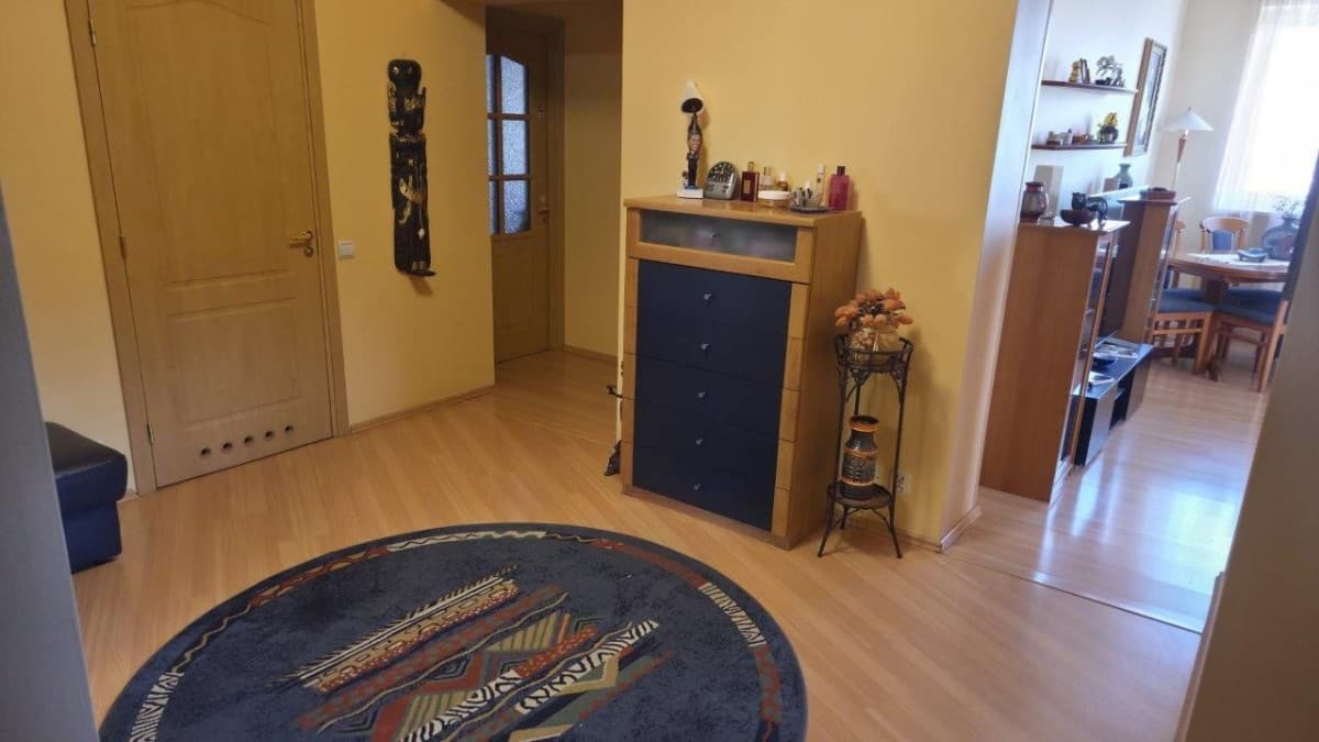 Spacious 4-room apartment with dual living areas – 11