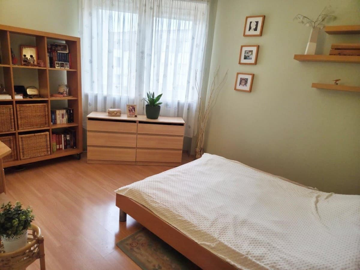 Spacious 4-room apartment with dual living areas – 12