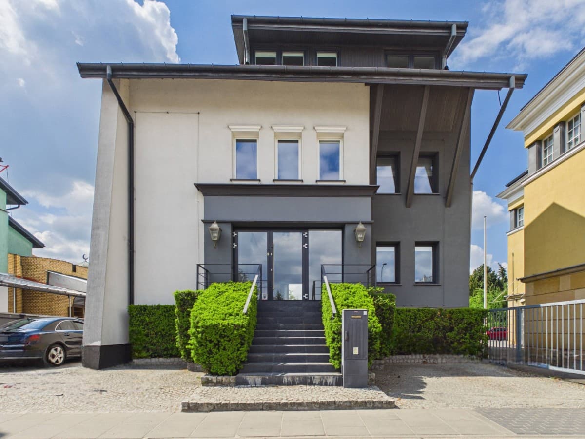 Modern office/showroom space with garden in Wilanów – 1
