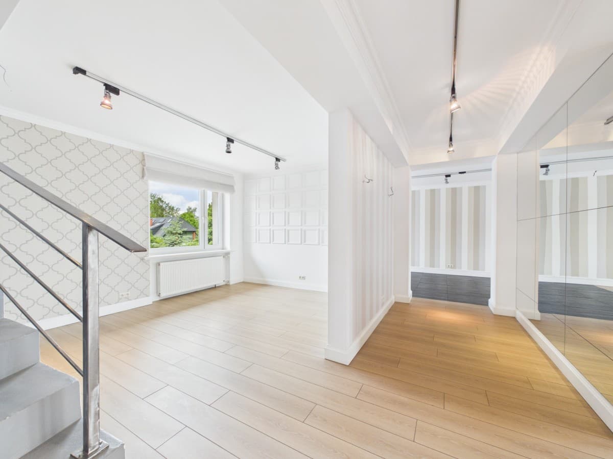 Modern office/showroom space with garden in Wilanów – 11