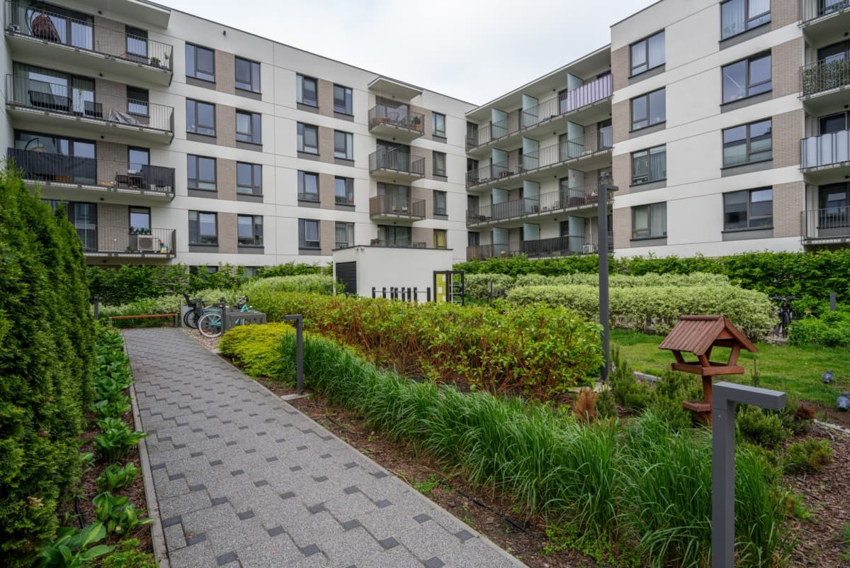 Spacious 4-room apartment with private gardens – 15