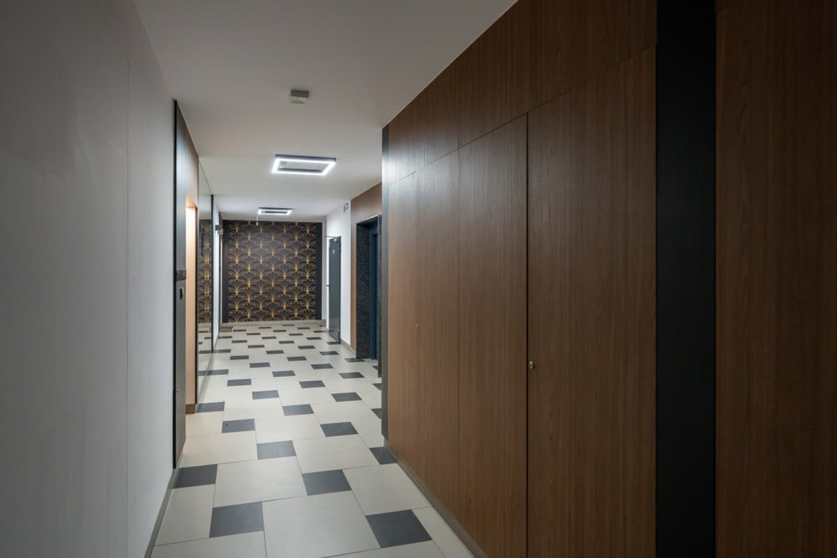 Spacious 4-room apartment with private gardens – 2