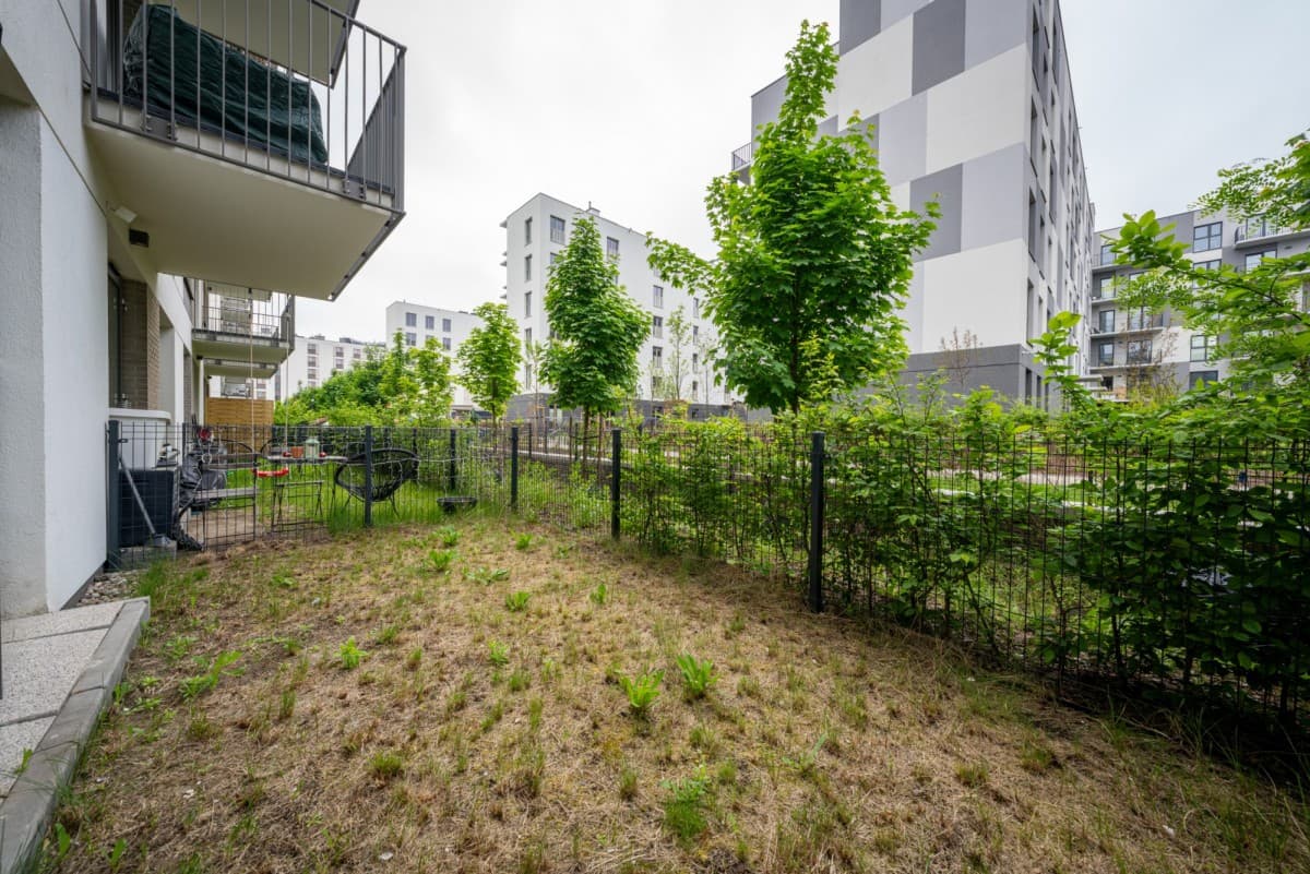 Spacious 4-room apartment with private gardens – 8