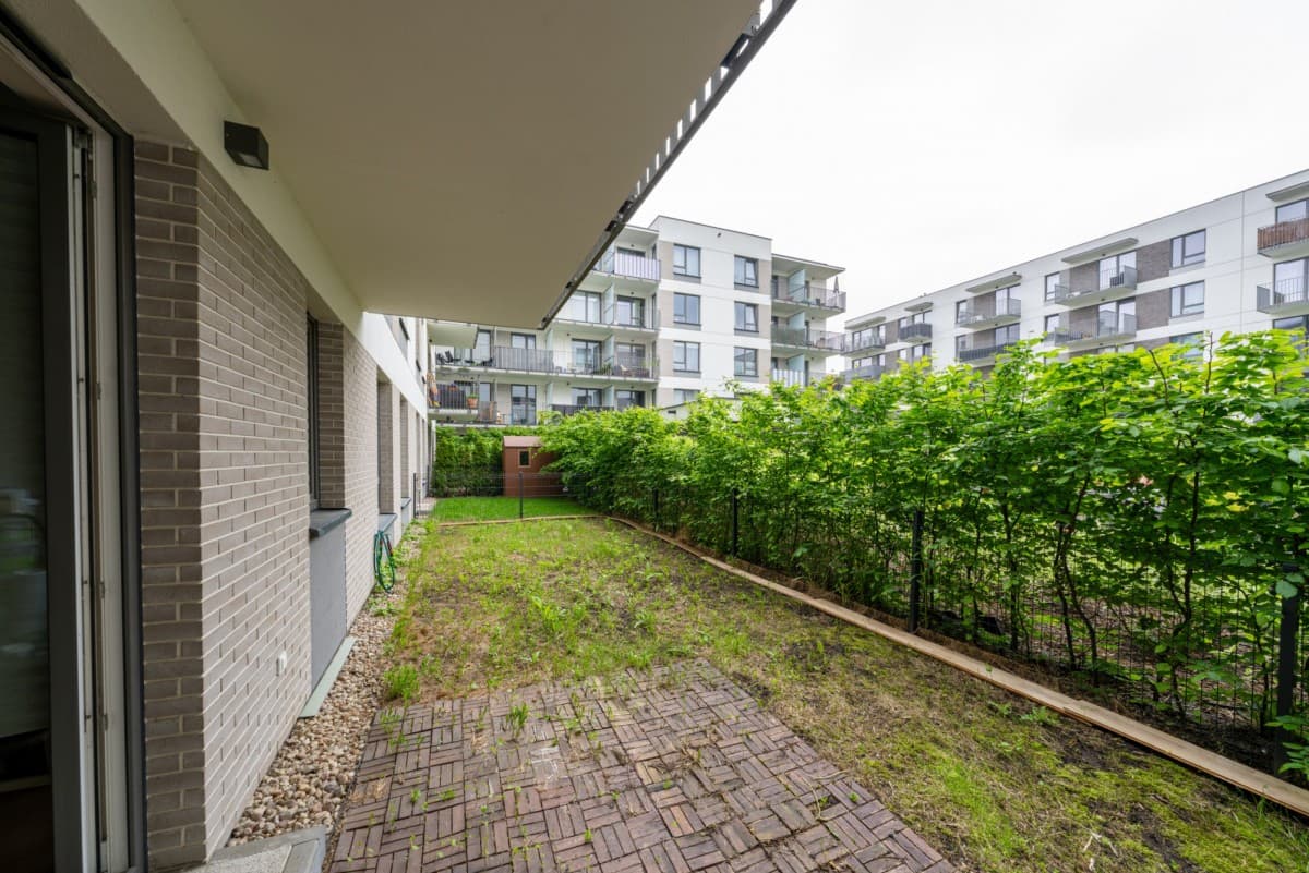 Spacious 4-room apartment with private gardens – 14
