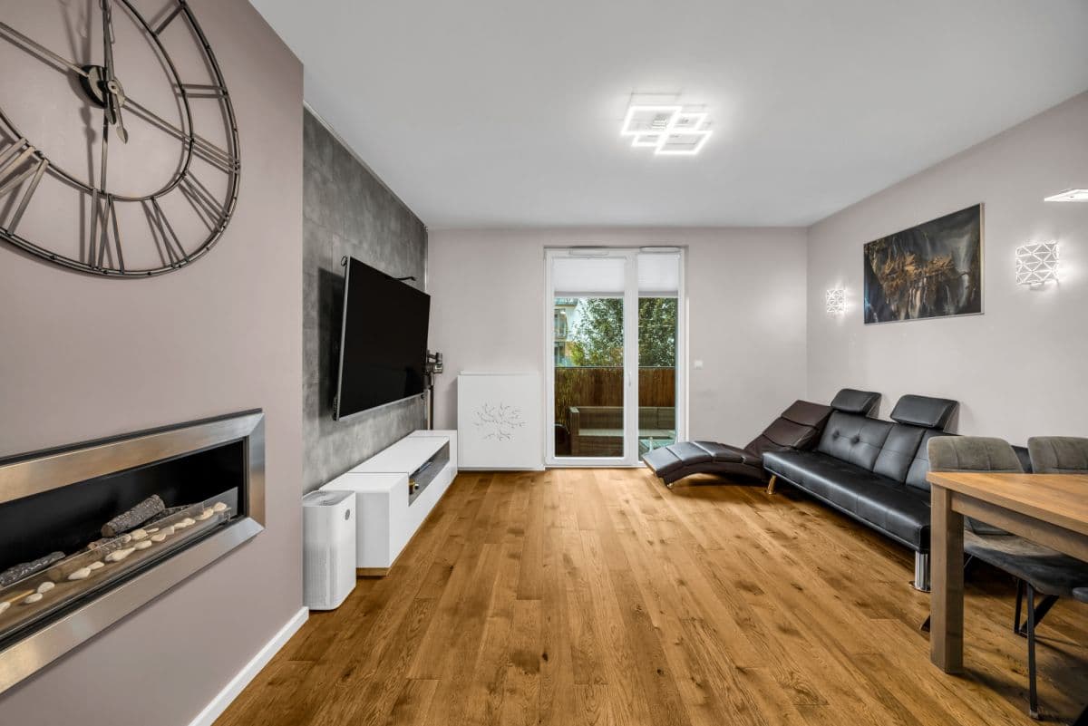 Modern 3-room apartment with balcony in Wola – 3