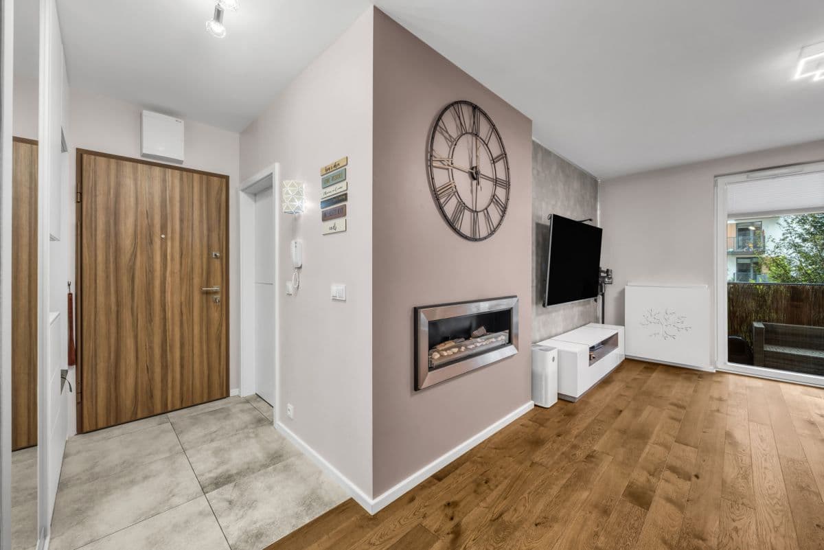 Modern 3-room apartment with balcony in Wola – 5