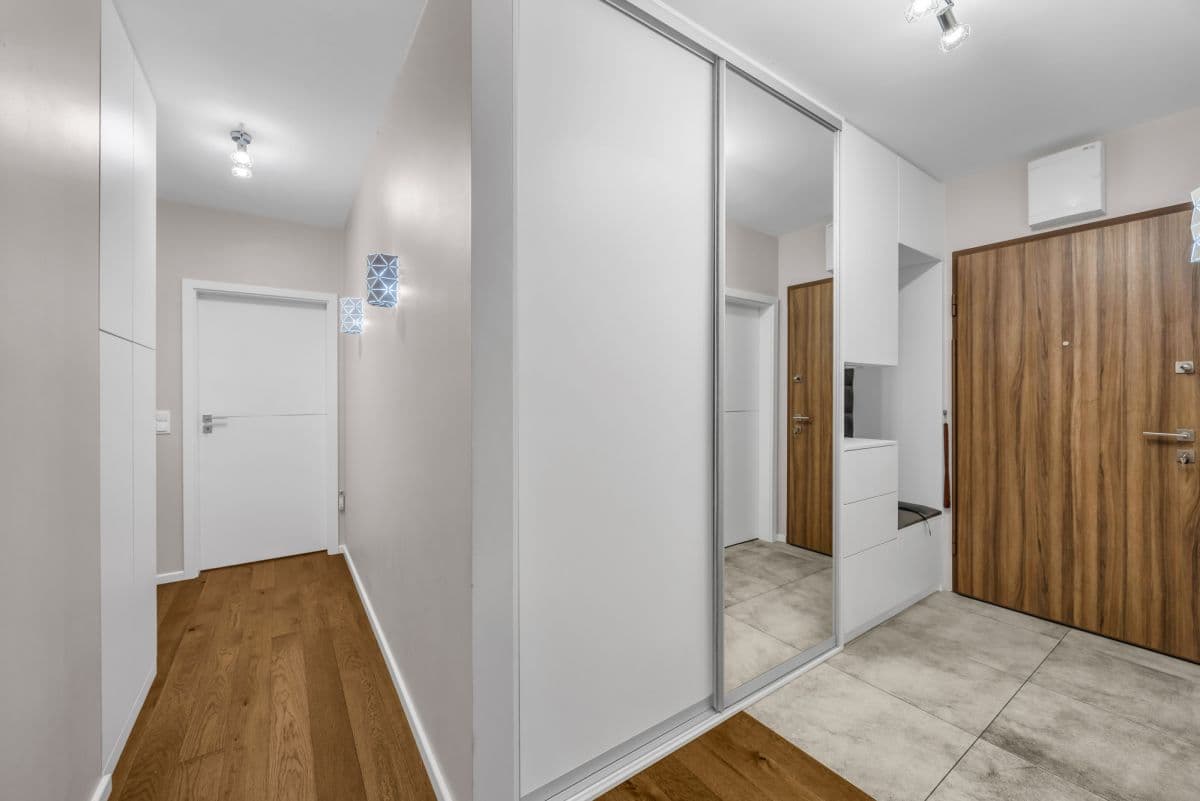 Modern 3-room apartment with balcony in Wola – 9