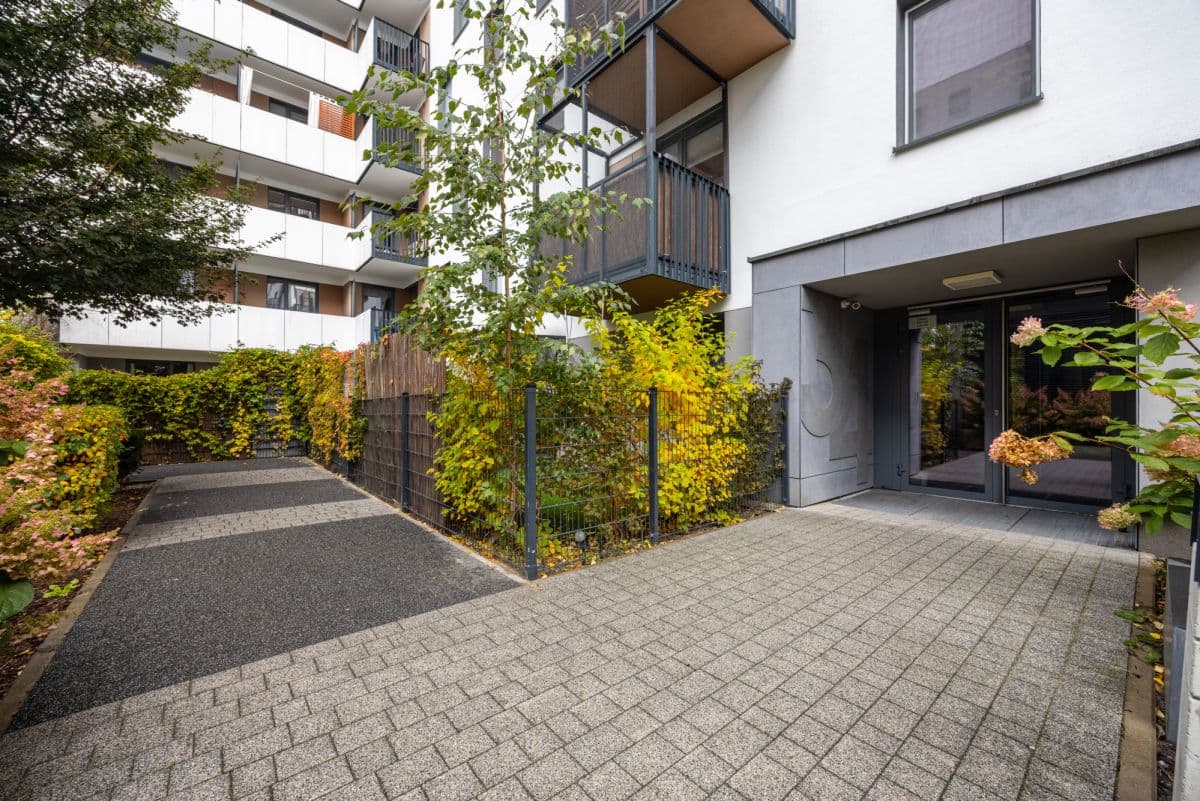 Modern 3-room apartment with balcony in Wola – 13