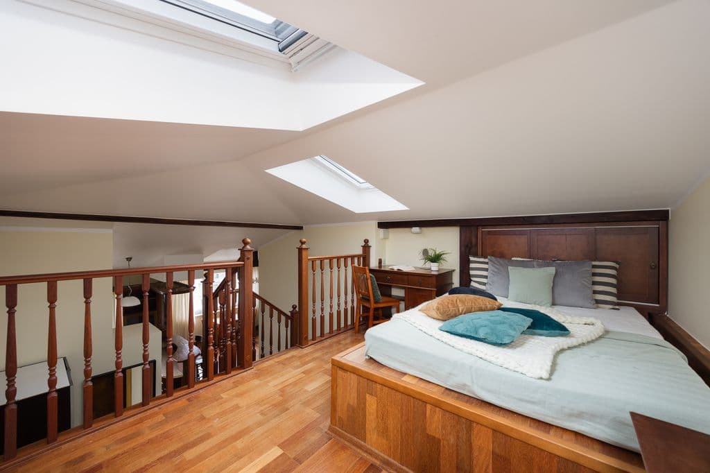 Spacious 4-room apartment with impressive ceiling height – 1