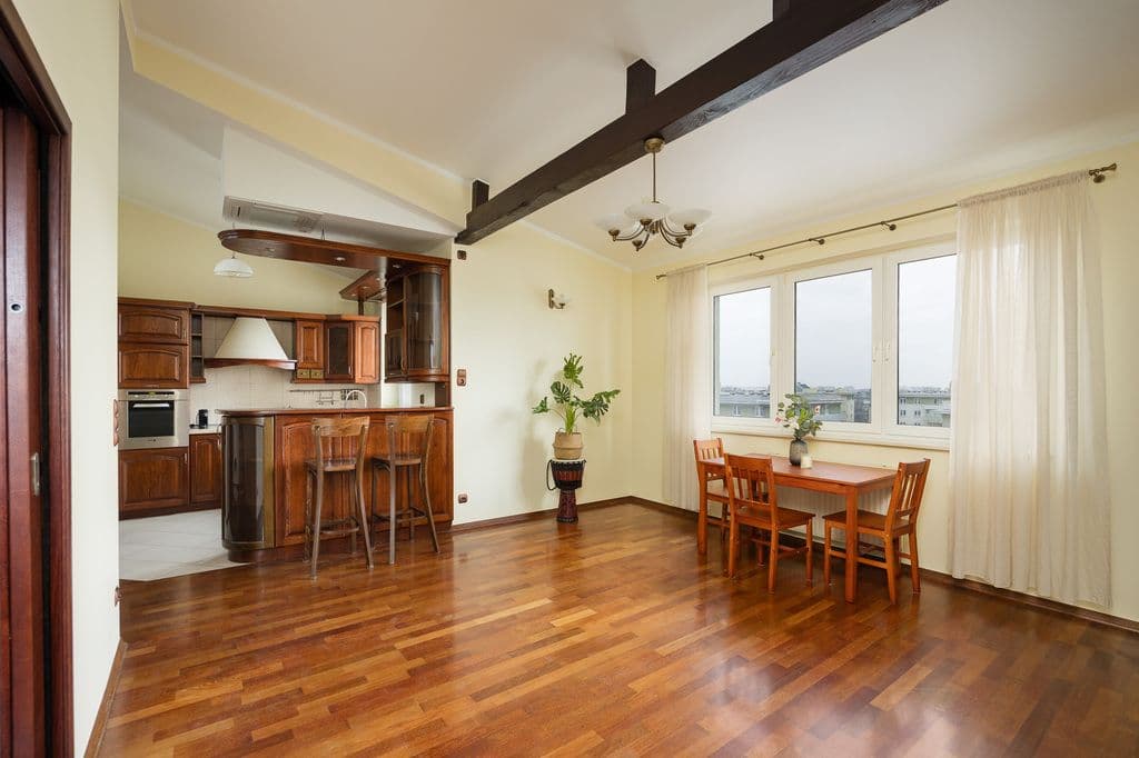 Spacious 4-room apartment with impressive ceiling height – 2