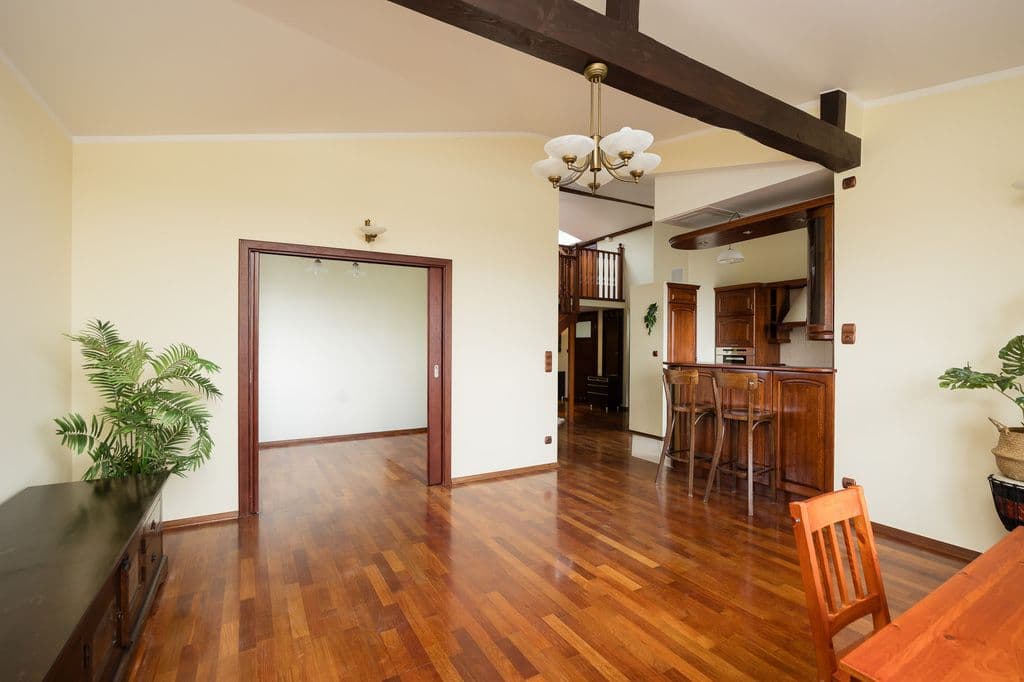 Spacious 4-room apartment with impressive ceiling height – 4