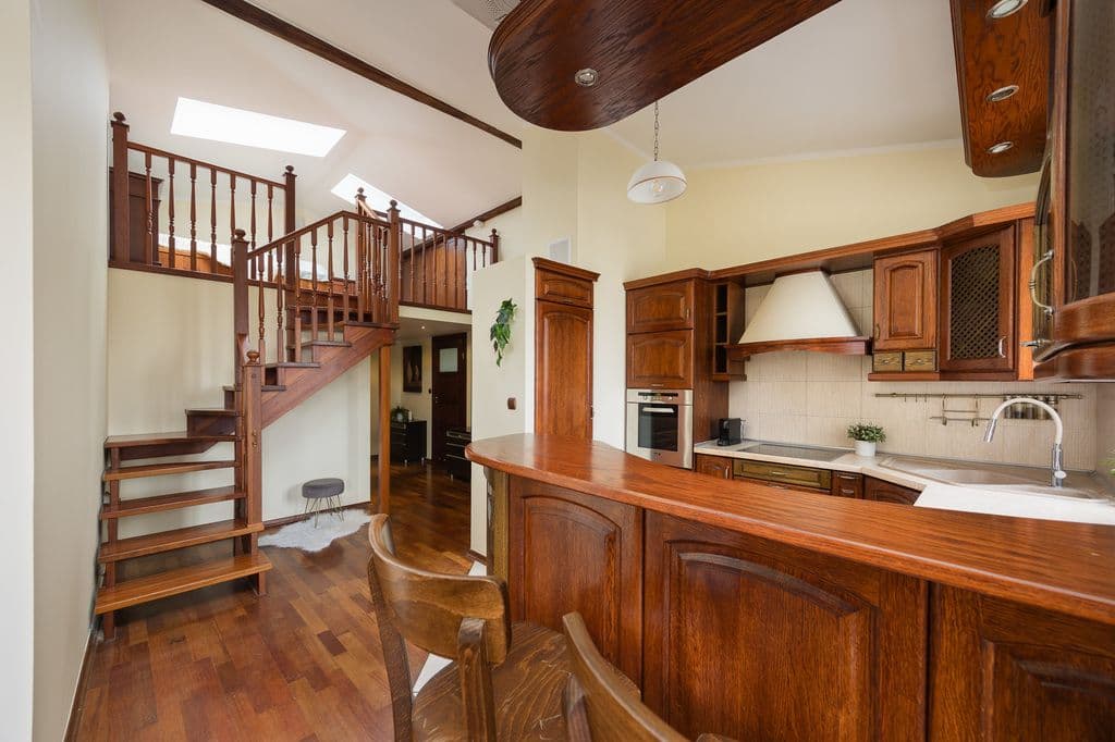 Spacious 4-room apartment with impressive ceiling height – 5