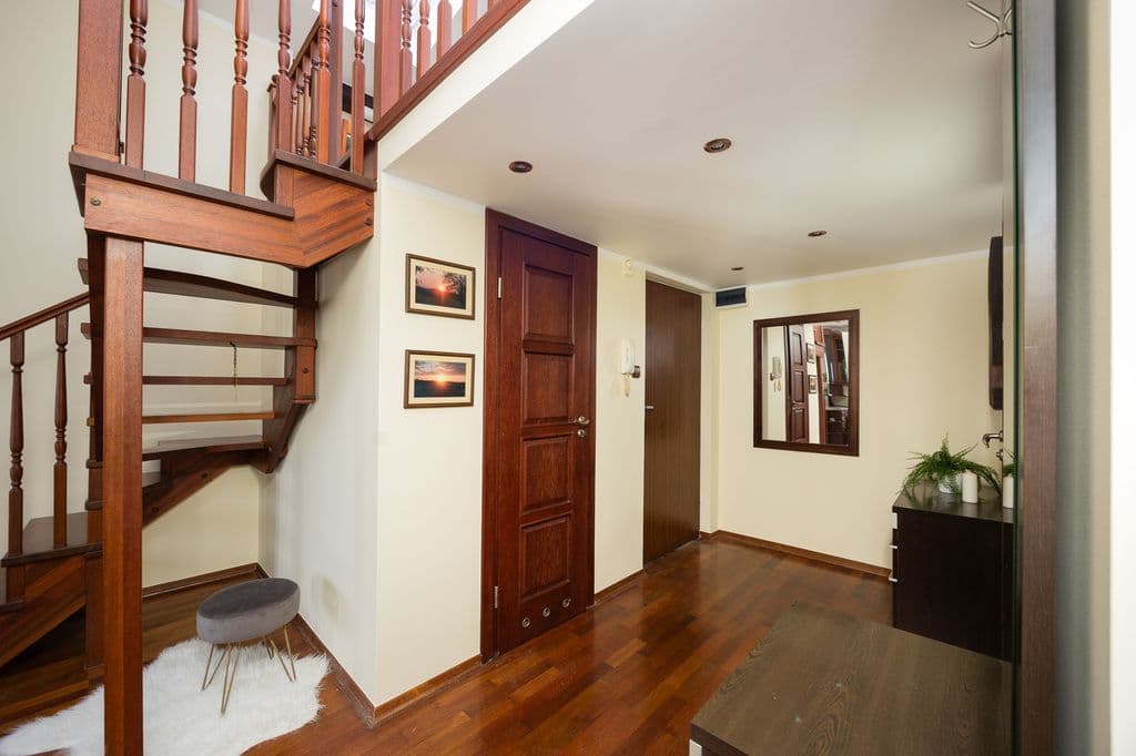 Spacious 4-room apartment with impressive ceiling height – 8