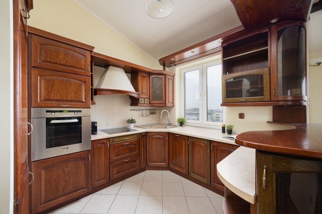 Spacious 4-room apartment with impressive ceiling height – 9