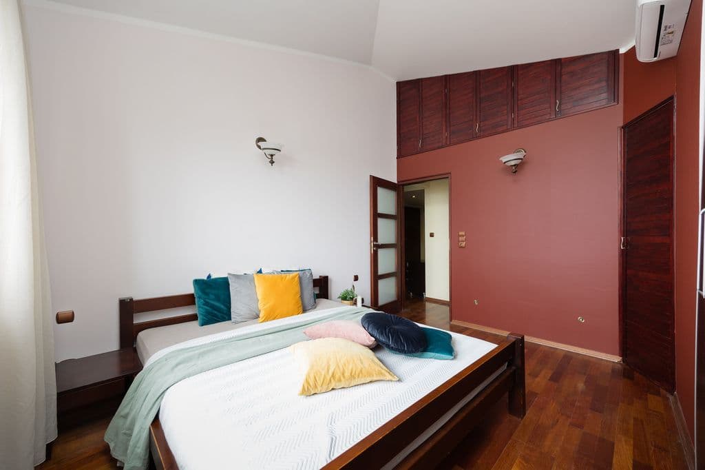 Spacious 4-room apartment with impressive ceiling height – 12