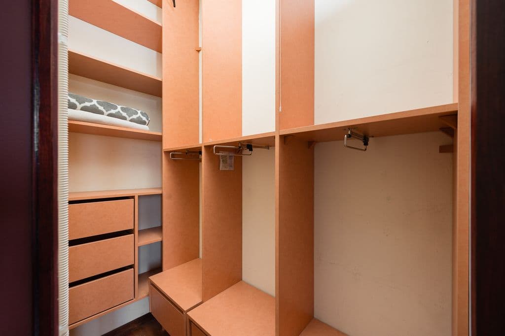 Spacious 4-room apartment with impressive ceiling height – 14