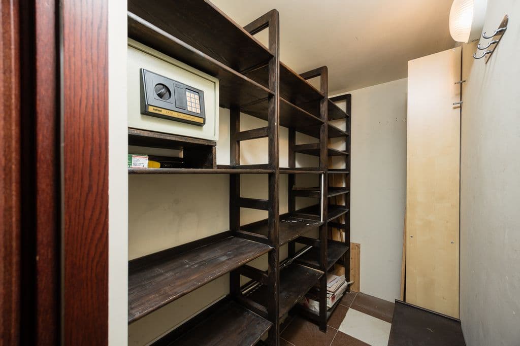 Spacious 4-room apartment with impressive ceiling height – 15