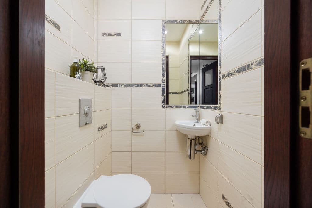 Spacious 4-room apartment with impressive ceiling height – 16