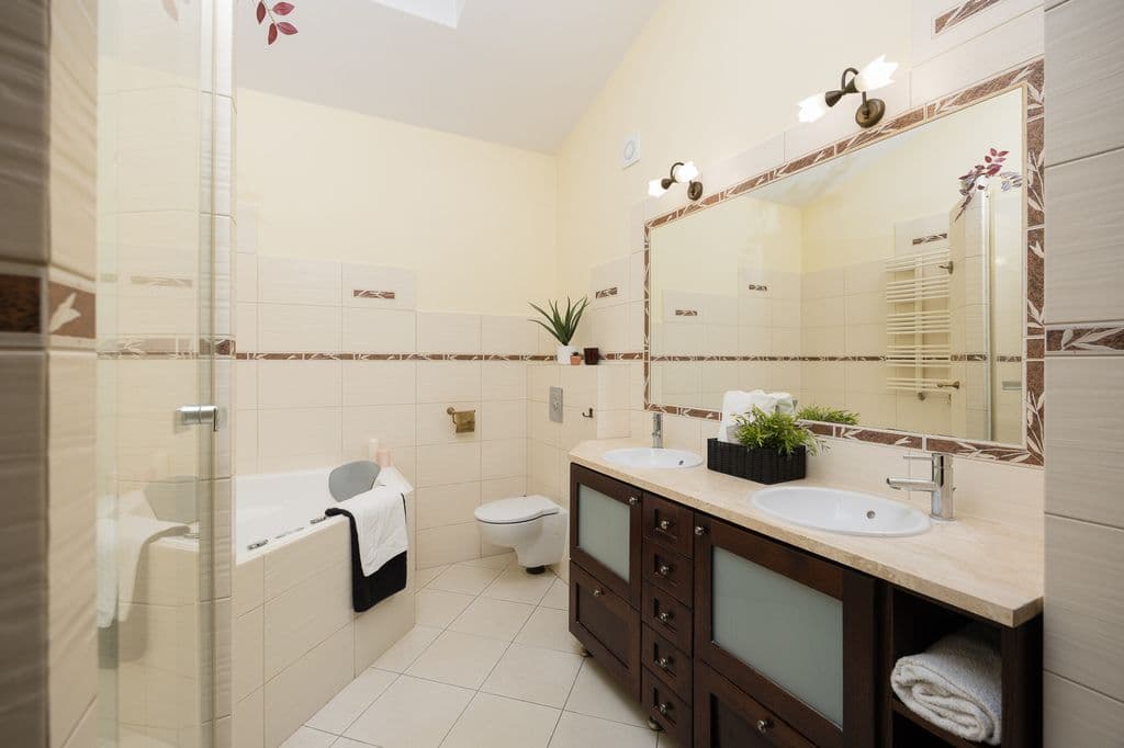 Spacious 4-room apartment with impressive ceiling height – 17