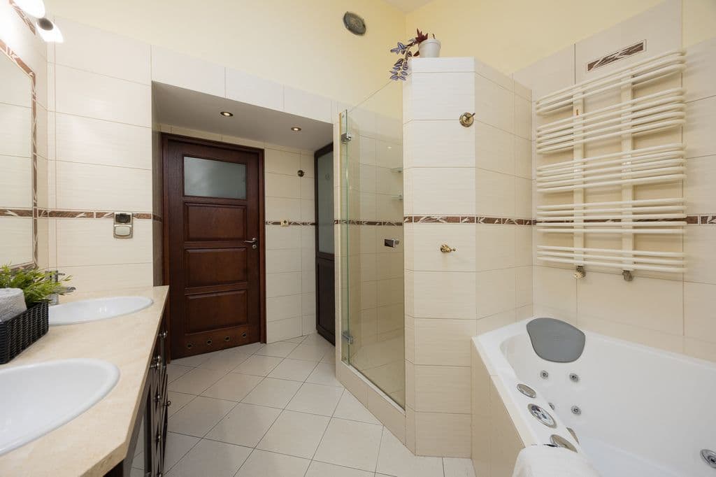 Spacious 4-room apartment with impressive ceiling height – 18