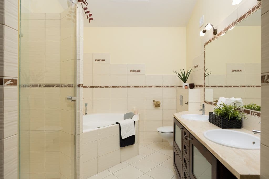 Spacious 4-room apartment with impressive ceiling height – 19