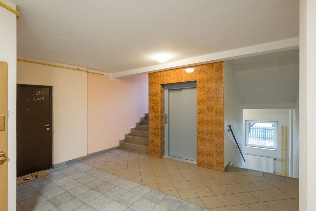 Spacious 4-room apartment with impressive ceiling height – 20